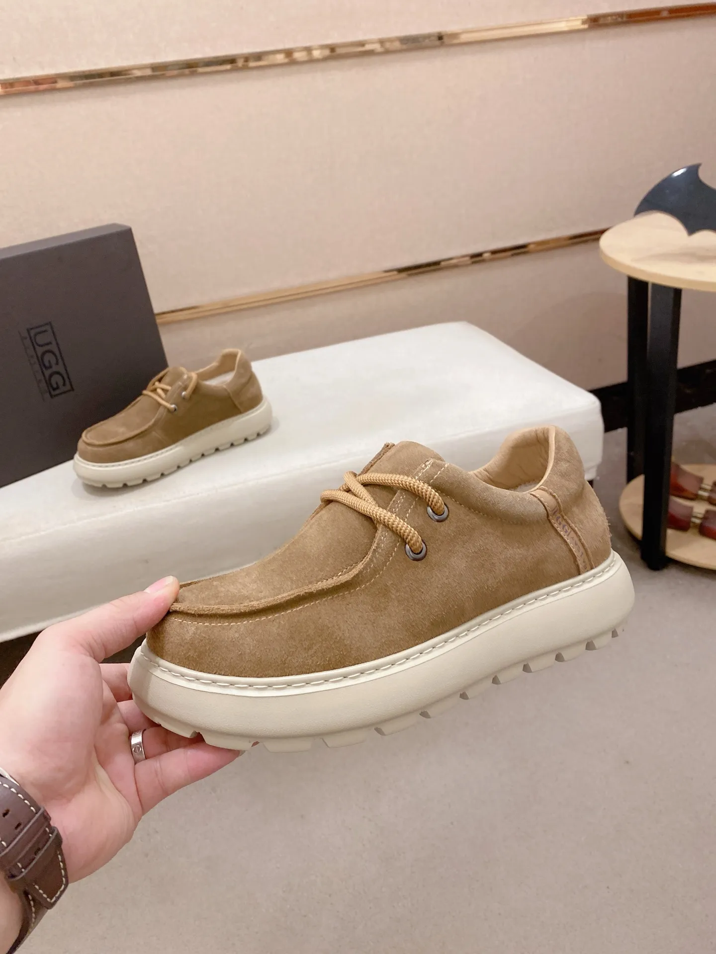 Factory price: 600💰New UGG fur-integrated men's simple and fashionable snow shoes. The most worth buying at the end of this year are warm casual shoes. Whether you are out and about at home, their comfortable and warm performance will be your most suitable fashion companion! The material is cowhide upper and imported wool is used inside. Two layers of cowhide for warmth and comfort! The eva+ rubber patch outsole is cushioned, non-slip and wear-resistant, and has good elasticity. It is light and wear-resistant, comfortable and soft, and the new simple cut is more fashionable. It has both practicality and fashion sense, so you no longer have to worry about how to match it in winter, while still maintaining your fashionable taste. High-quality genuine wool produced in Dongguan. The material depends on the details! Size: 39-40-41-42-43-44-45 sneaker size